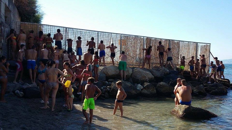 Castellammare di Stabia, ragazzo si tuffa dagli scogli di Pozzano ... Castellammare di Stabia, ragazzo si tuffa dagli scogli di Pozzano ...