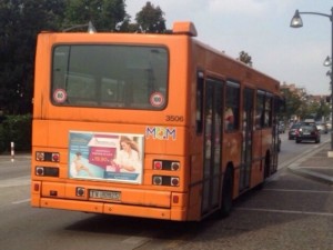 Rione Alto, l'autista sviene, il bus Anm tampona le auto. Non ci sono feriti