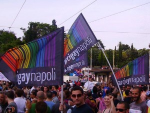 Bandiere dell'Arcigay Napoli a una manifestazione
