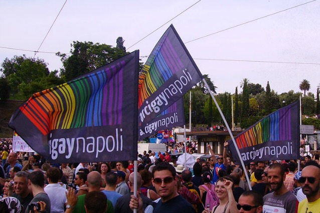 Bandiere dell’Arcigay Napoli a una manifestazione