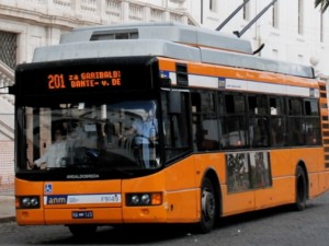 Sciopero Anm, autista aggredita dai passeggeri alla fermata di Piscinola