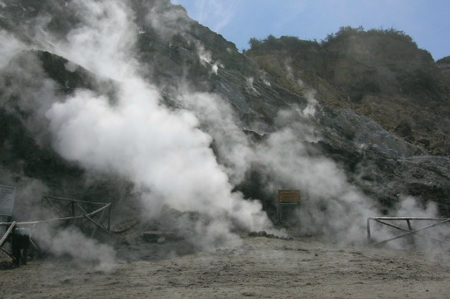 Fumarole sul Vulcano Solfatara, a Pozzuoli