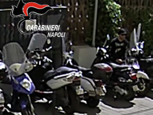 Lo scooter si ruba in pochi secondi: arrestati a Napoli tre specialisti