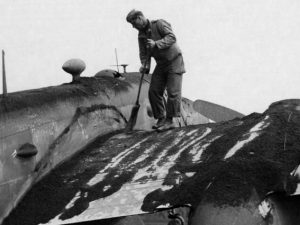 Un soldato alleato a Napoli dopo l'eruzione del Vesuvio del 1944