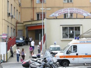 L'ingresso del pronto soccorso dell'ospedale "Loreto Mare"