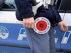 Decumani, non si fermano all'alt e sparano contro i poliziotti: arrestati 18enne e 32enne