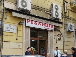 La storica sede della Pizzeria da Michele