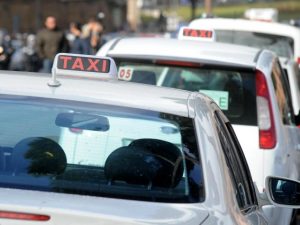 Tassisti in rivolta contro Uber: lo sciopero arriva anche a Napoli