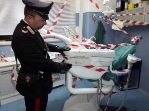 Scoperti tre falsi dentisti in centro a Napoli: esercitavano la professione senza la laurea