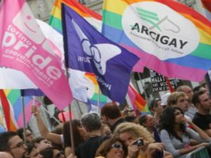 Trans aggredita più volte a calci e pugni dalla stessa persona: la denuncia di Arcigay