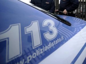 Afragola, poliziotti arrestano rapinatore e il quartiere si ribella: sei agenti feriti
