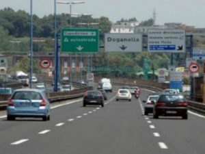 Gli appalti della Tangenziale di Napoli truccati per favorire i clan: 5 arresti