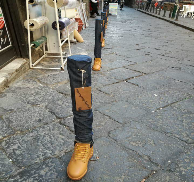 I paletti del centro indossano stivali: l'originale pubblicità di Timberland  a Napoli