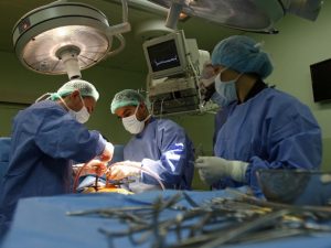 Salerno, ha forti dolori allo stomaco: nel fegato gli trovano una cisti di mezzo chilo