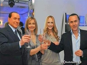 Noemi Letizia al suo compleanno con la madre, il padre Elio e Silvio Berlusconi