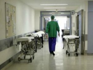 Un uomo agonizzante abbandonato fuori all'ospedale: choc a Marcianise