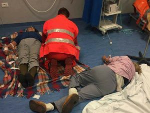 Nola, l'ospedale non ha più letti e barelle: malati curati a terra