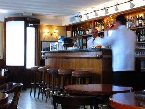 Entra in un bar e sorprende la madre con l'amante: rissa sulla Circumvallazione