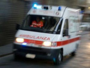 Investito da un'auto mentre attraversa la strada: 47enne muore a Castelvolturno