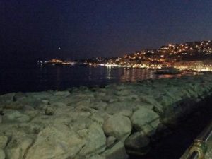 Spari sul Lungomare Caracciolo: poliziotto mette in fuga rapinatori