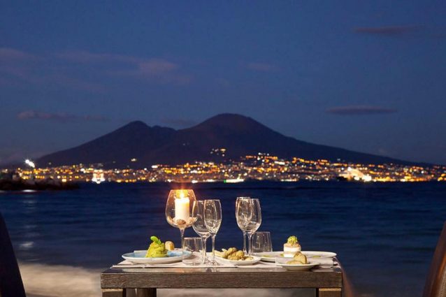Esterno di Palazzo Petrucci a Posillipo (Facebook).