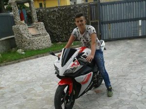 Una rosa bianca sul banco di scuola per Alessio Granata, morto a 16 anni in un incidente