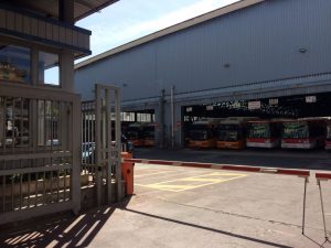 Autobus fermi nel deposito di piazza Carlo III