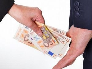 Politici, dipendenti pubblici, imprenditori, tecnici: i 'colletti bianchi' agli arresti