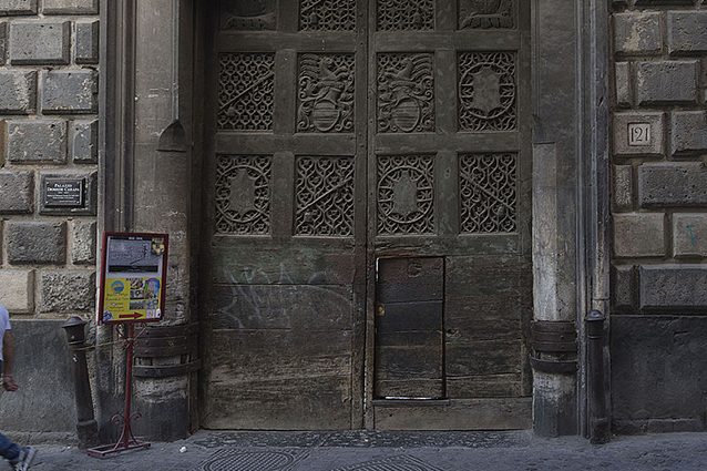 Ingresso monumentale del Palazzo Diomede Carafa (Wikipedia).