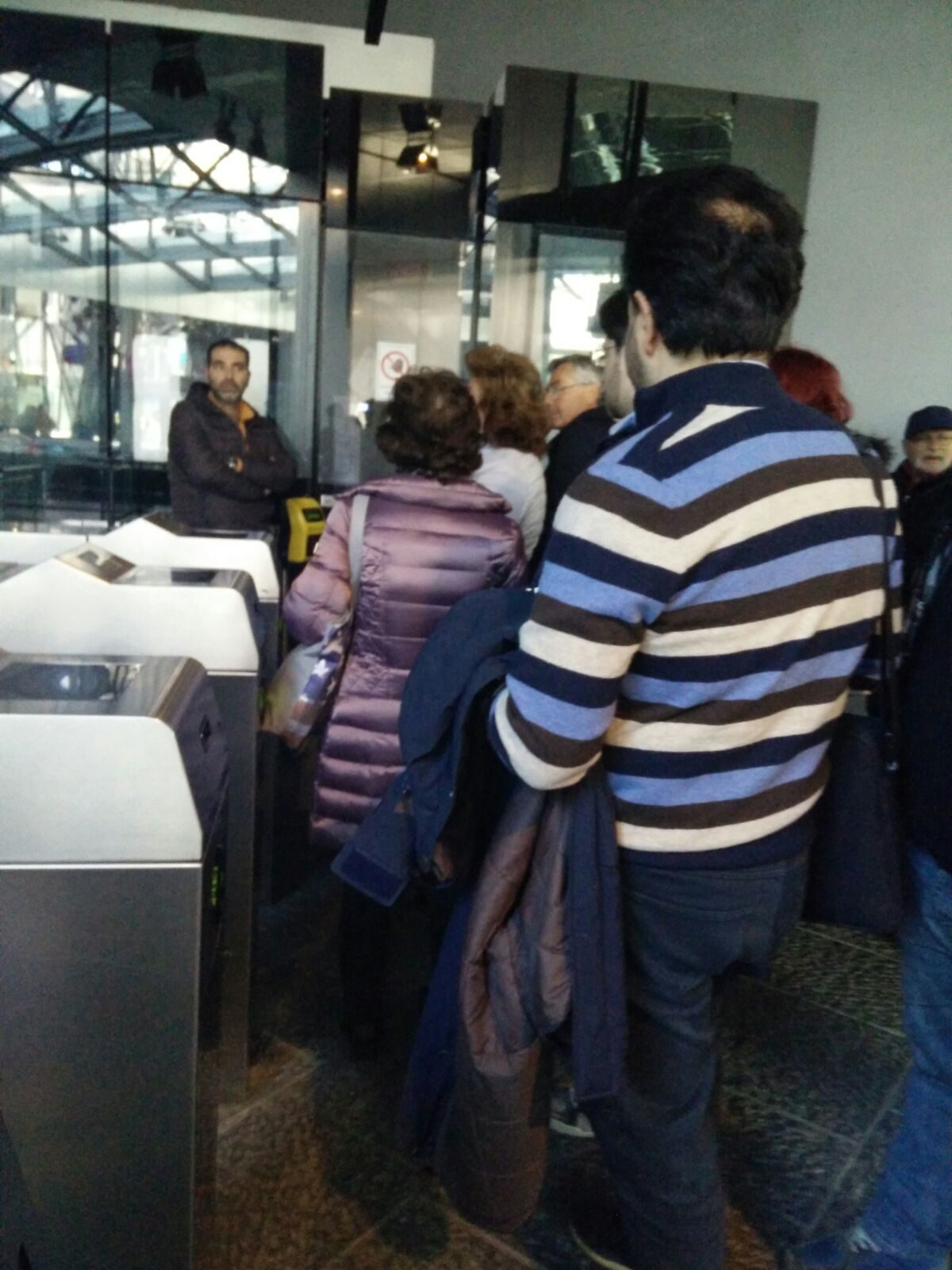 Passeggeri in attesa alla stazione di piazza Garibaldi
