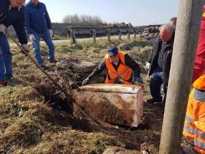 Agli Scavi di Paestum spunta un frigorifero sotterrato nel terreno