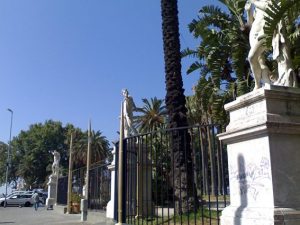 Ingresso della Villa Comunale di Napoli (Wikipedia).