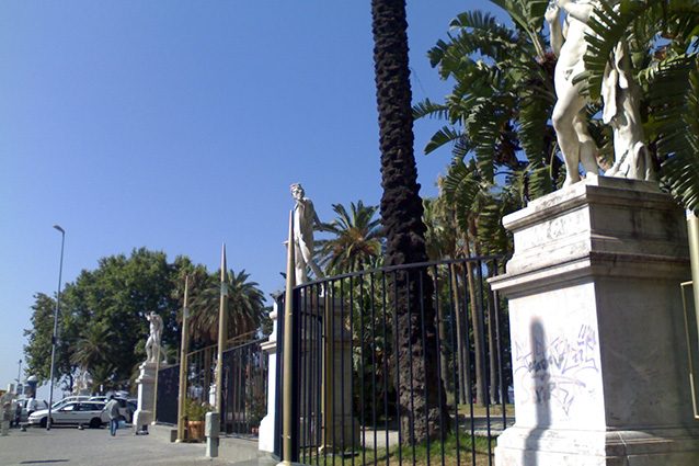 Ingresso della Villa Comunale di Napoli (Wikipedia).