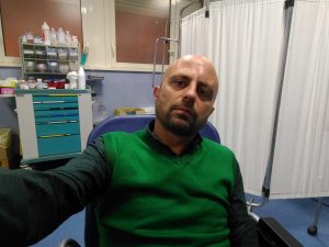 Luca Abete aggredito a Caserta da venditori ambulanti: l'inviato di Striscia finisce in ospedale
