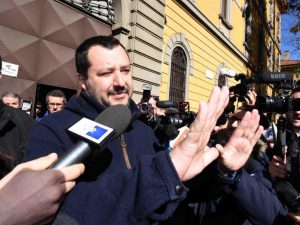 Matteo Salvini a Napoli contro i centri sociali: "Sono zecche, dovrebbero stare in galera"