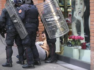 Manifestante durante la protesta anti–Salvini a Napoli / Cantile– Lapresse