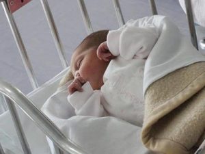 Bimbo di 4 mesi morto in culla, il padre ruba in un pub: "L'ho fatto per pagare i funerali"