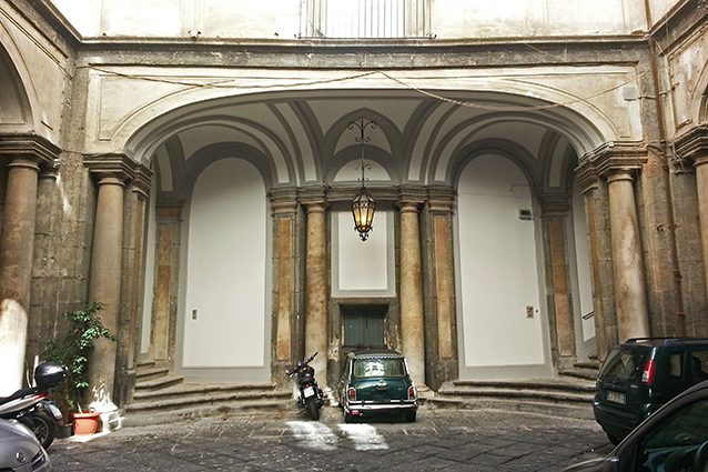 Cortile del Palazzo di Sangro a piazza San Domenico (Wikipedia).