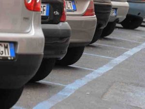 Napoli, stangata per i residenti: il costo del parcheggio potrebbe aumentare da 10 a 120 euro