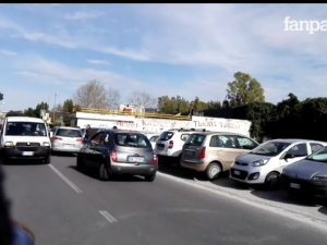 Parcheggi abusivi quando gioca il Napoli, la denuncia: "Tollerati dalle forze dell'odine"