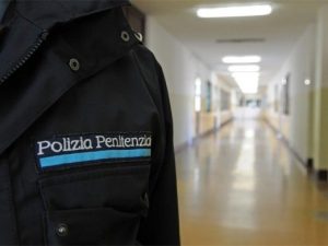 Agente si suicida con la pistola d'ordinanza, il colpo ferisce anche il fratello