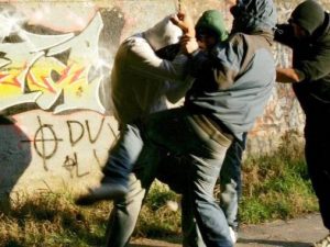 Si rifiuta di offrire una sigaretta, la baby gang gli stacca un orecchio