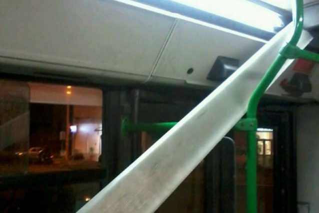 Napoli, la plafoniera di un autobus si stacca e colpisce un passeggero