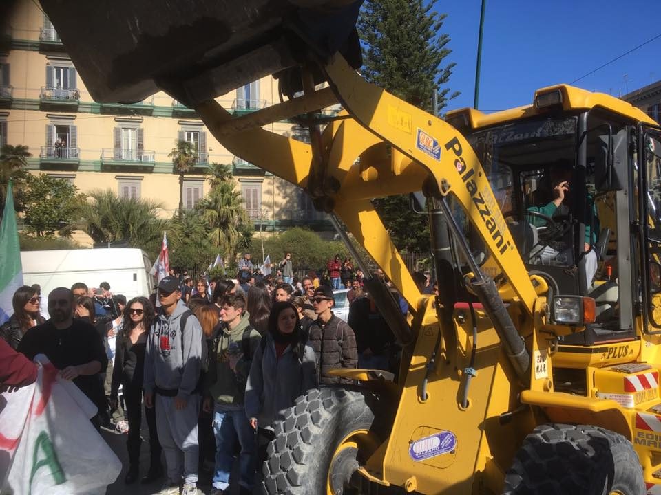 Ruspa in piazza al corteo contro Matteo Salvini a Napoli