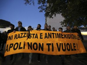 Salvini a Napoli, cancelli chiusi agli organizzatori. Il leghista: "Comandano i centri sociali"