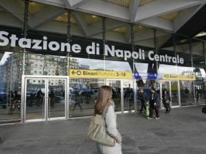 Stazione Centrale di Napoli, sgomberate le bancarelle abusive in piazza Garibaldi