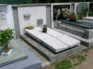 A Napoli si vendono anche le tombe: sulle lapidi i nomi dei morti del clan
