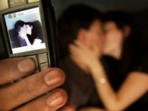 Violentava ragazzini e poi gli scattava delle foto: arrestato 32enne a Napoli