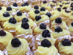 Zeppole, babà e sfogliatelle senza provenienza sequestrate in una pasticceria del Vesuviano