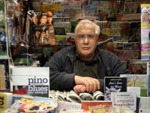 Angelo Belfiore all'interno della sua edicola